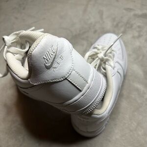 Nike Air Force 1 white trainers
7 youth / women’s 8.5